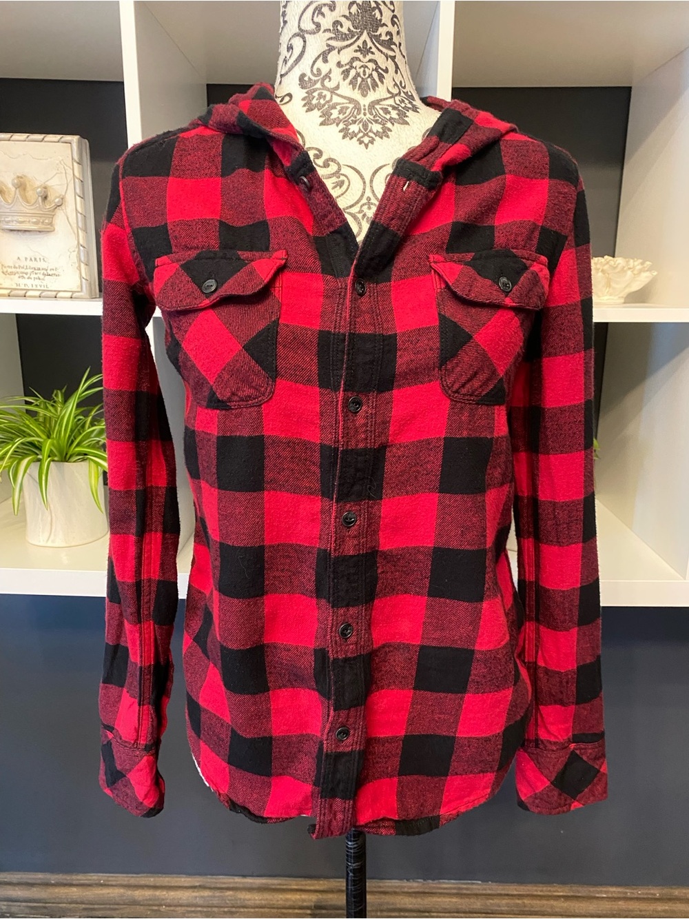 Aritzia TNA Red and Black Buffalo Plaid Button-Up Boyfriend Shirt Size S